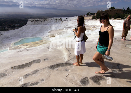 Le giovani donne a calcaree Travertino terrazza Foto Stock