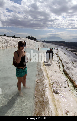 Giovane donna in travertino terrazza calcarea Foto Stock