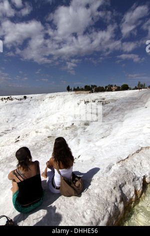 Le giovani donne a calcaree Travertino terrazza Foto Stock