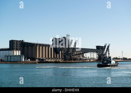 Rimorchiatore a traino e spedire le attrezzature per il carico su Hunter River in Newcastle. Foto Stock