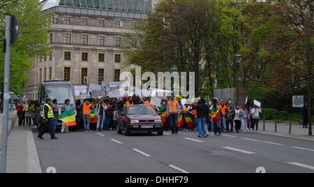 Vista, verso Ebertstrasse, auto di fronte etiopi marciando sulle violazioni dei diritti umani in Etiopia, Scheidemannstrasse, Berlino Foto Stock