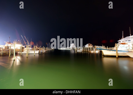 Barche in moto sulla marina di notte Foto Stock