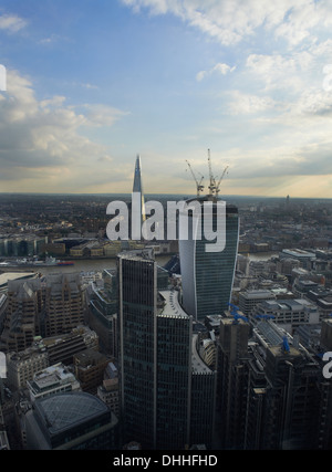 La Shard e il walkie talkie edifici presi dalla parte superiore del Gerkin Swiss Re Building Foto Stock