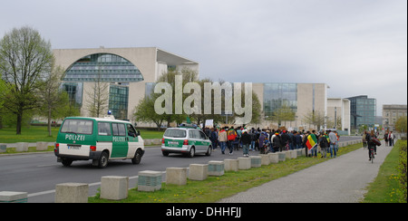 Cielo grigio visualizza auto della polizia a seguito dei diritti umani etiopi che marciano alla nuova cancelleria, Henrich von Gagern Strasse, Berlino Foto Stock