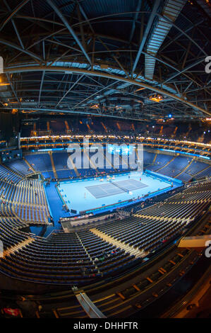 Londra, Regno Unito. Decimo Nov, 2013. L'Arena è pronta per l arrivo di spettatori per la serata match tra Novak Djokovic (SRB) e Stanislas Wawrinka (SUI) © Malcolm Park editoriale/Alamy Live News Foto Stock