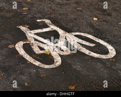 Pista ciclabile simbolo la segnaletica stradale - una bicicletta dipinta simbolo indicante la designazione di un percorso ciclabile. Foto Stock