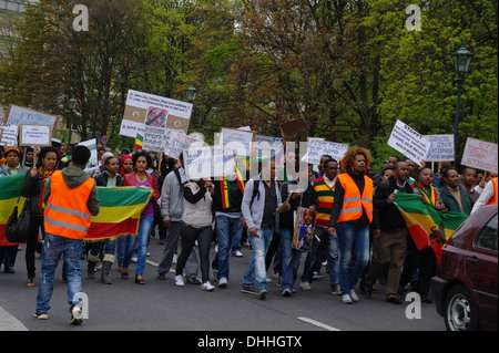 Etiope uomini donne manifestanti hanno marciato pacificamente, tenendo i cartelli dei diritti umani in Etiopia, Scheidemannstrasse, Berlino Foto Stock