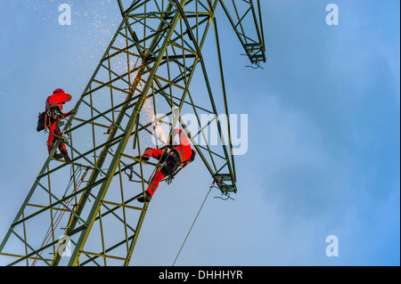 Due montatori di gruppo di lavoro su un pilone, Grevenbroich, Nord Reno-Westfalia, Germania Foto Stock