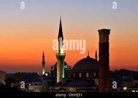 Atik Ali Pasha moschea e la Colonna di Costantino o bruciato Colonna, Cemberlitas, Istanbul, parte europea, Provincia di Istanbul Foto Stock