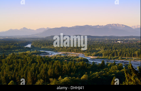 La mattina presto umore, vista dal punto di vedetta "Weisse Wand' o 'White Wall' vicino Icking oltre Pupplinger Au, Isar Valley, Alpi Foto Stock