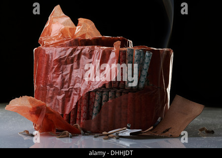 Ancora in vita con pacco di petardi e utilizzato corrisponde a Foto Stock