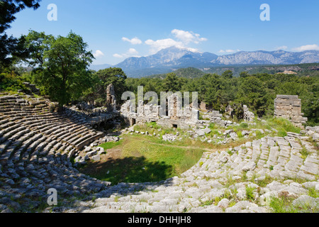 Teatro, antica città di Phaselis, Mt. Tahtalı Dagi dietro, Phaselis, Tekirova Lycia, Provincia di Antalya, Turchia Foto Stock