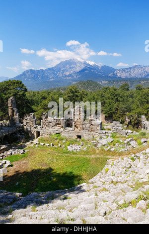 Teatro, antica città di Phaselis, Mt. Tahtalı Dagi dietro, Phaselis, Tekirova Lycia, Provincia di Antalya, Turchia Foto Stock