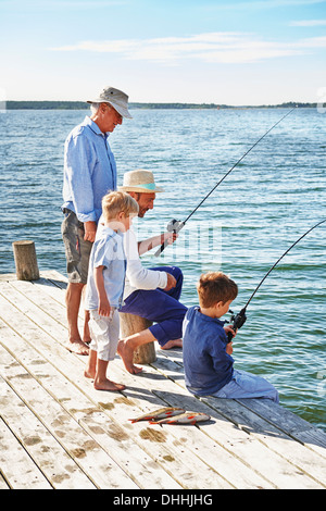 I ragazzi con il padre e il nonno, pesca Utvalnas, Svezia Foto Stock