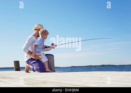 Padre e figlio di pesca, Utvalnas, Svezia Foto Stock