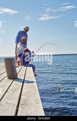 Ragazzo con il padre e il nonno, pesca Utvalnas, Svezia Foto Stock