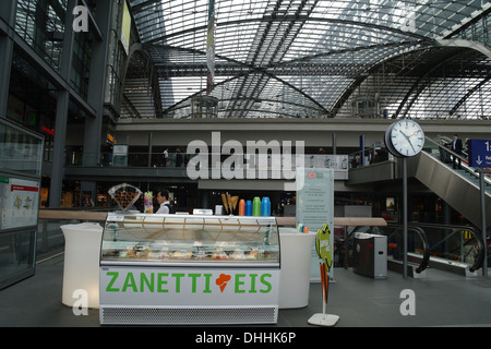 Zanetti Eis ice-cream kiosk e permanente del fornitore all'interno di Berlino Stazione Centrale all'ingresso Europlatz, Berlino, Germania Foto Stock