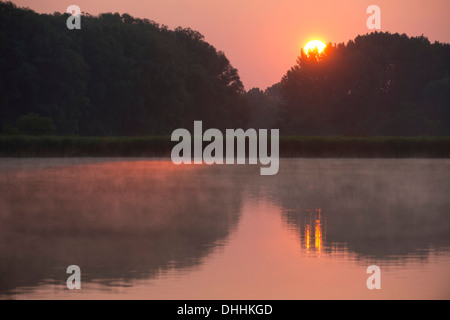 Tramonto su un paesaggio di stagno, Herbsleben, Turingia, Germania Foto Stock