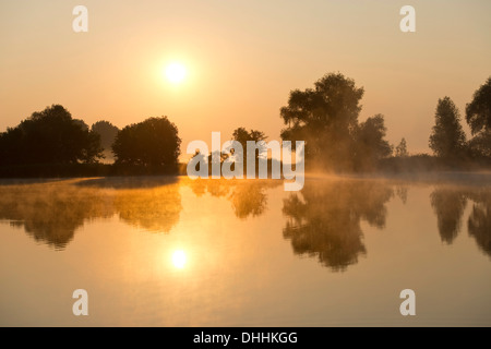 Tramonto su un paesaggio di stagno, Herbsleben, Turingia, Germania Foto Stock