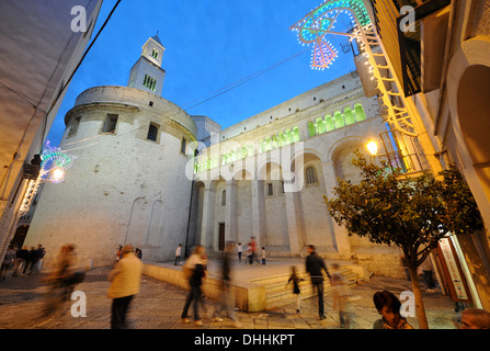 Cattedrale di Bari nella luce della sera, dedicata a Saint Sabinus di Canosa, bari, puglia, Italia Foto Stock
