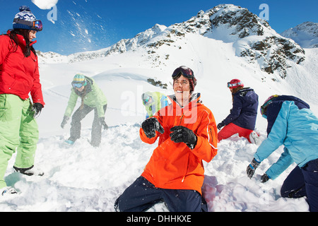 Gli amici di lotta con le palle di neve, Kuhtai, Austria Foto Stock