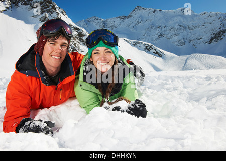 Coppia giacendo in neve, Kuhtai, Austria Foto Stock