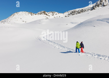 Giovane a piedi nella neve, Kuhtai, Austria Foto Stock