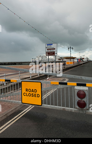 Strada chiusa a Southsea seafront durante tempeste e avvisi di tempesta Foto Stock