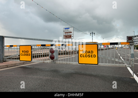 Strada chiusa sul lungomare Southse durante tempeste e avvisi di tempesta Foto Stock