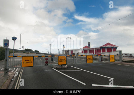 Strada chiusa a Southsea seafront durante tempeste e avvisi di tempesta Foto Stock