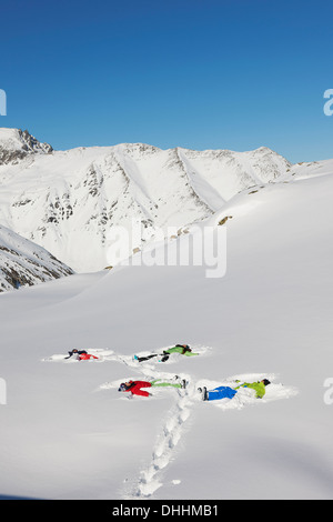 Amici rendendo gli angeli di neve, Kuhtai, Austria Foto Stock