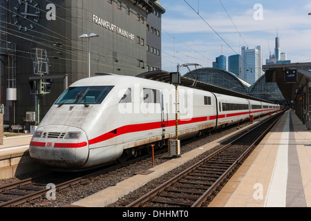 Ghiaccio, Intercity-Express treno ad alta velocità in uscita Francoforte stazione centrale, Frankfurt am Main, Hesse, Germania Foto Stock