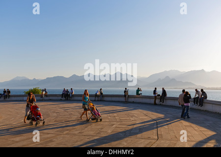 Atmosfera serale con vista delle montagne del taurus, Karaalioğlu Park, Antalya, Provincia di Antalya, Turchia Foto Stock