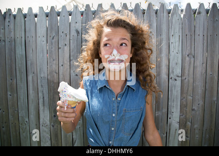 Ragazza adolescente con gelato sulla faccia Foto Stock