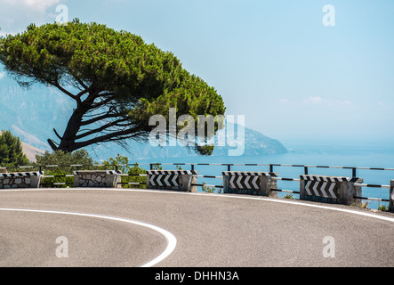 La strada lungo la Costiera Amalfitana. Italia Foto Stock