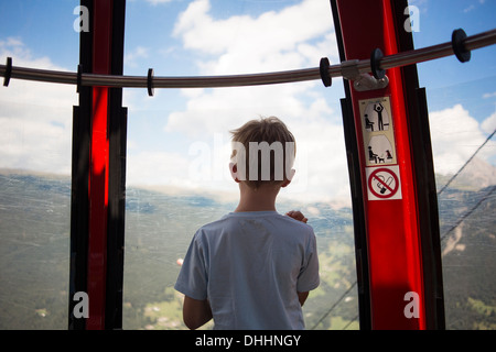 Ragazzo che guarda fuori dalla Funivia Tirolo, Austria Foto Stock