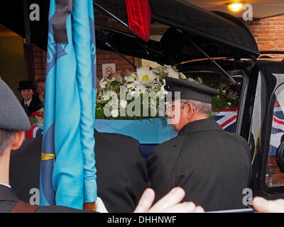 LYTHAM ST ANNES, Regno Unito 11Novembre 2013. Bara arriva in funebre al funerale di 99 anno vecchio WWII veterano di guerra di Harold Jellicoe Percival a Lytham Park cimitero. Credit: Sue Burton/Alamy Live News Foto Stock