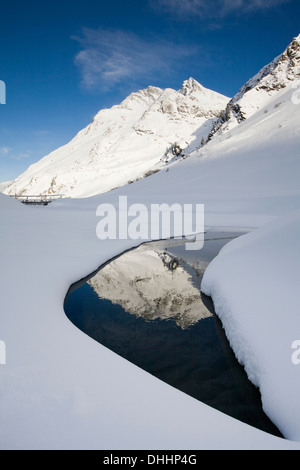 L'Hoher Riffler riflessa in un lago, Malfontal, Tirolo, Austria Foto Stock