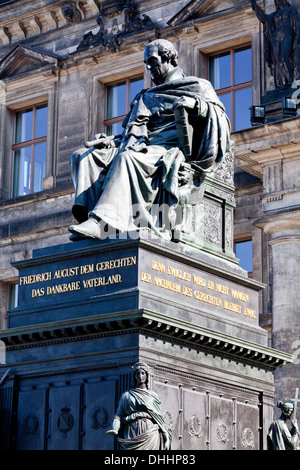 Statua di bronzo di Friedrich August I, Re di Sassonia, nella parte anteriore del Staendehaus, Dresda, Germania Foto Stock