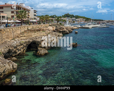 Passeggiata sul litorale, Cala Rajada, Maiorca, isole Baleari, Spagna Foto Stock