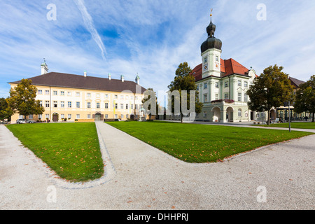 Town Hall sulla Kapellplatz square, a destra e a Papa Benedetto XVI Aula, nuovo tesoro e Museo del Pellegrinaggio, Altötting Foto Stock