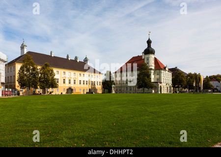 Papa Benedetto XVI Aula, nuovo tesoro e Museo del Pellegrinaggio, sinistro e il Municipio, Altötting, Alta Baviera, Baviera, Germania Foto Stock