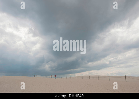 Passeggiate passeggiare sulle dune di sabbia in movimento, Słowinski, il Parco Nazionale del voivodato di Pomerania, Polonia Foto Stock