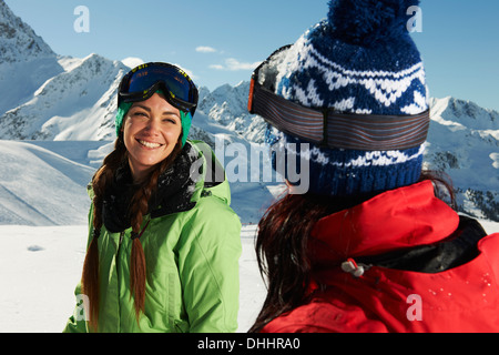 Due donne che indossano copricapi di maglia nella neve, Kuhtai, Austria Foto Stock