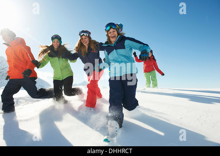 Amici in esecuzione nella neve, Kuhtai, Austria Foto Stock