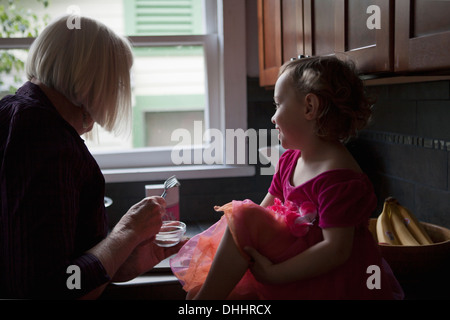 Nonna e nipote i biscotti di cottura Foto Stock