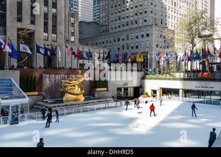 Pista di pattinaggio su ghiaccio al Rockefeller Center, Manhattan, New York City, Stati Uniti d'America. Foto Stock