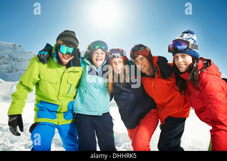 Amici indossando skiwear con bracci intorno a ciascun altro, Kuhtai, Austria Foto Stock