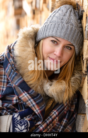 Giovane donna in giacca invernale coperta di copertura RITRATTO PAESAGGIO Foto Stock