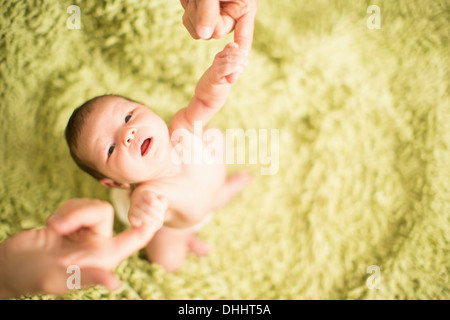 Padre holding Baby girl le mani, angolo alto Foto Stock